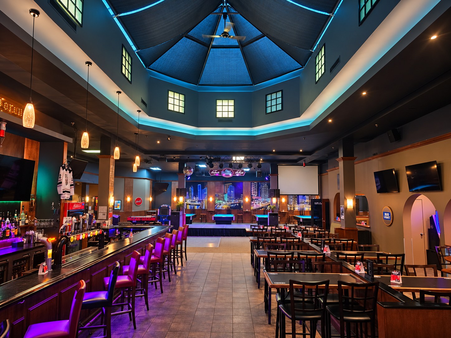 Le bar et la salle principale de Chez Putters à Aylmer